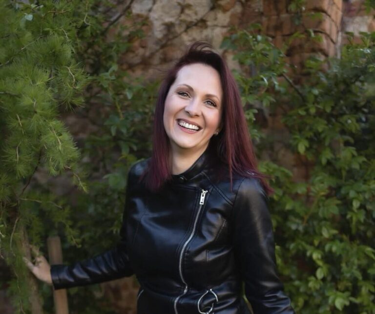 Reference na kurz angličtiny jazykové školy Top English, lektorky Ivany Bártkové. Martina Kubíčková říká: K angličtině jsem se vrátila po sedmi letech a díky Ivce jsem se do ní úplně zamilovala. Lekce jsou velmi srozumitelné, vše vysvětleno perfektně a nadšení a styl výuky Ivky mě úplně pohltil. Konečně je pro mě angličtina zábavou.