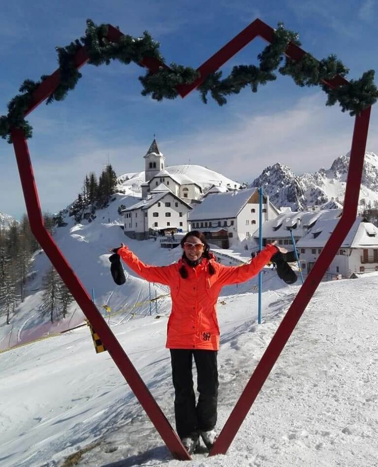 Reference na kurz angličtiny jazykové školy Top English, lektorky Ivany Bártkové. Lenka Lhotská říká: Pohodový kurz do, kterého se těším a nechodím do něj se stresem a bolebřuchem, určitě se mi zlepšil poslech a nebojím se něco říct, i když vím, že to není úplně dobře, kurz bych určitě každému doporučila. Jsem spokojena s metodou výuky, konverzace super a aplikace na slovíčka je obrovský bonus. Lekce jsou srozumitelné, zábavné, motivační a mají strukturu, vážně se těším na každou další lekci. Iva je pohodová, velice komunikativni, se skvělou angličtinou a skvělým přehledem, energetická, umí naprosto nadchnout....ta, se kterou tě ta angličtina prostě baví…