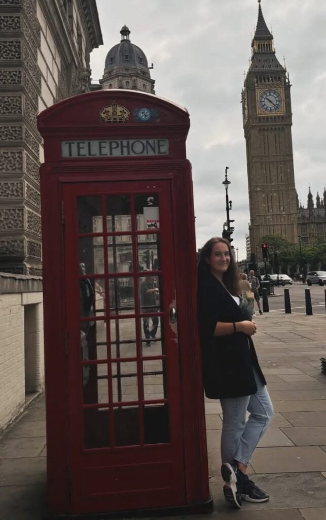 Fotka k referenci pro Top English jazykovou školu s výukou angličtiny. Na fotce je Terezie Týnová.